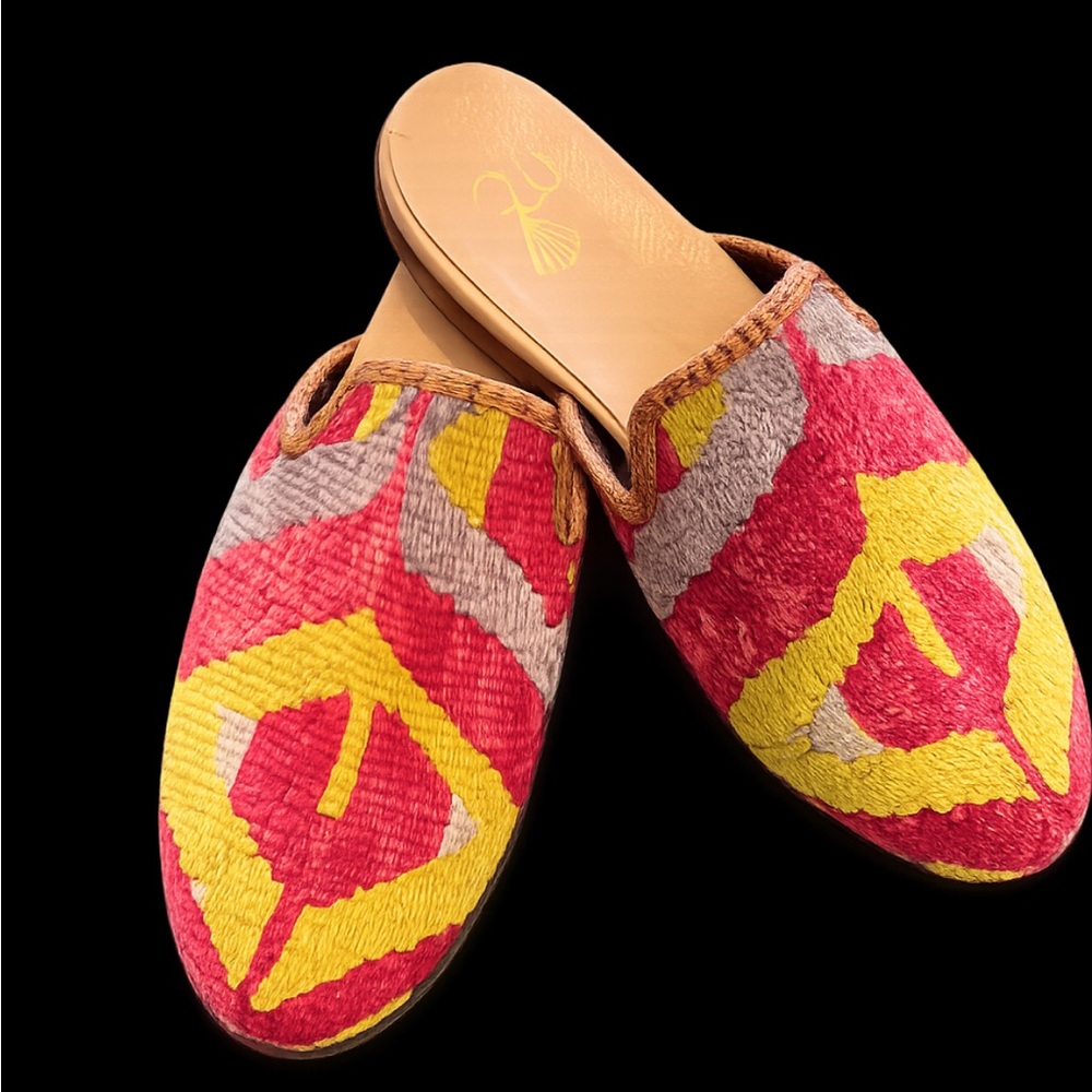 Women's Pink & Yellow Patterned Slip-On Mules